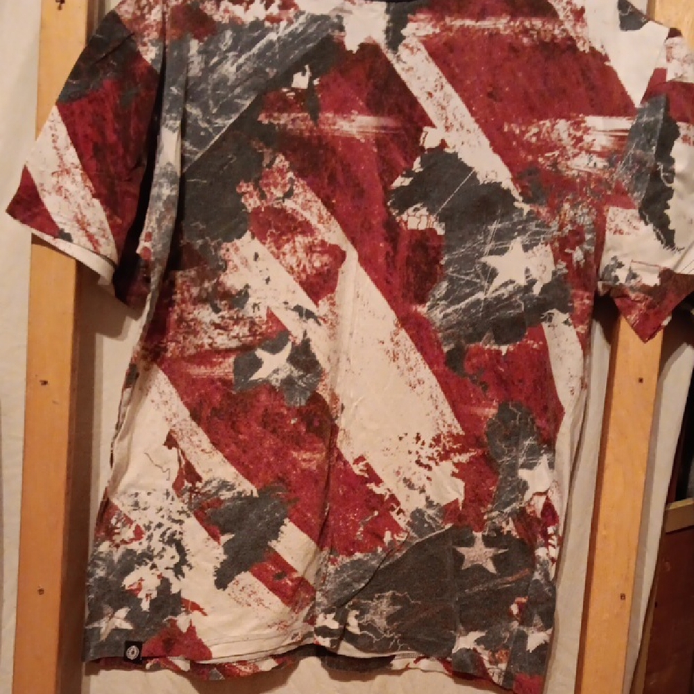 ABSTRACT FLAG GRAPHIC TEE BY JEANIUS